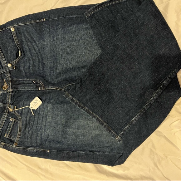 EUC Levi’s denim jeans. Size 8. - Picture 5 of 9